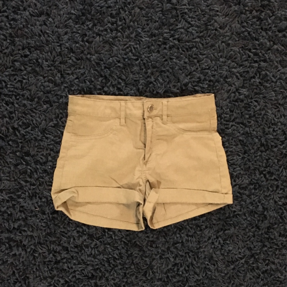 Women’s khaki shorts in green